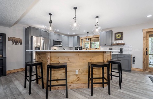 Oakland House | West Oak: New home, 3 suites, hot tub, boat slip, outdoor fireplace