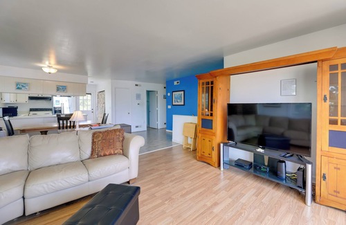 Emerald Isle Apartment | 'west of the Moon' Ocean Apt w/Beach Access!