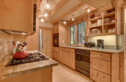 Pineland House | West Pine Cabin on the West Shore by Tahoe Getaways - 2 BR w 2 Bonus Rooms, Hot Tub, Pool Table & Pet Friendly