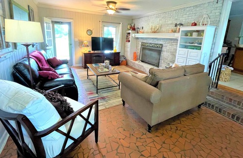 Swansboro House | West Shore 4BR/3BA vacation home, walkable to downtown