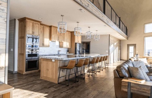 Ashton Cabin | West Ultimate Retreat- 1 hr to Yellowstone- Hot tub+Theater+Pool Table+Air Hocke