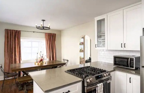 Edgewater House | WestboundBNB 🏔Cedar Spa 🐶 Friendly, 10min to 🏙