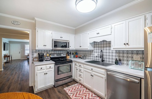 Decatur House | Westbury Mews-Cozy Townhome-3beds- 2full baths-sleeps6