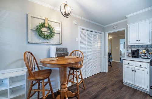 Decatur House | Westbury Mews-Cozy Townhome-3beds- 2full baths-sleeps6