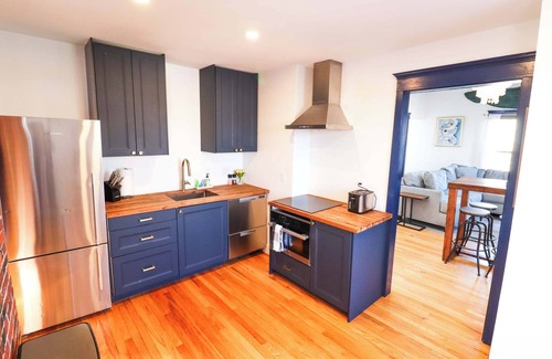 West End Apartment | WestEnd Large Penthouse walk to Old Port w/Parking