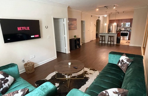 The Galleria Apartment | Western Meets Modern- Spacious 2Bdrm Apmnt Galleria/MedCentr/Downtown