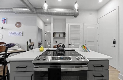 Dallas Apartment | Western Saloon 2BR 4Bed Prime Location