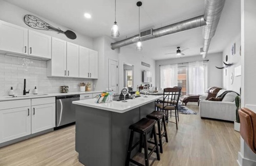 Dallas Apartment | Western Saloon 2BR 4Bed Prime Location