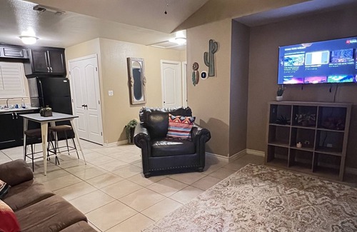 Eagle Pass Apartment | Western Style King,Queen&Sofabed