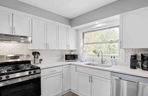 Highland Hills House | Western Suburban Wonder- Near Oakbrook