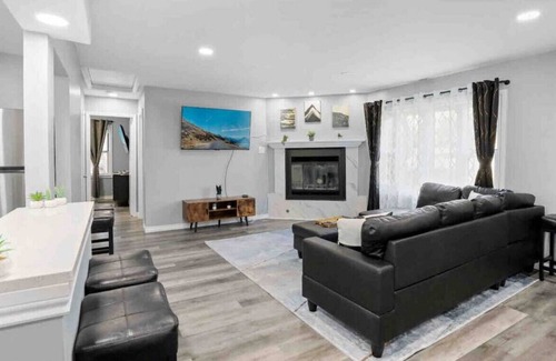 Highland Hills House | Western Suburban Wonder- Near Oakbrook