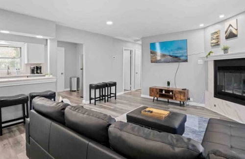 Highland Hills House | Western Suburban Wonder- Near Oakbrook