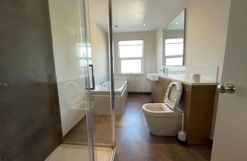 Askew House | Westfield, 8 Beds, 5 Stations 10min, Central 20min