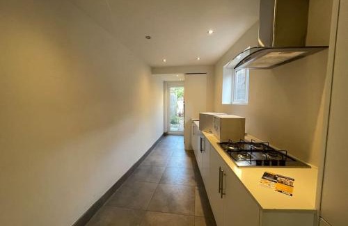 Askew House | Westfield, 8 Beds, 5 Stations 10min, Central 20min