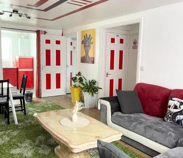 Chadwell Apartment | Westfield Gardens - 3 Bedroom Apartment