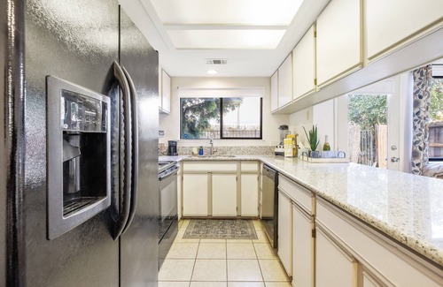 Visalia Condo | Westgate Poolside Villa-Near Highway 198
