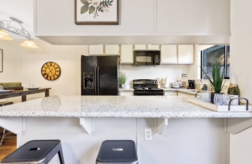 Visalia Condo | Westgate Poolside Villa-Near Highway 198