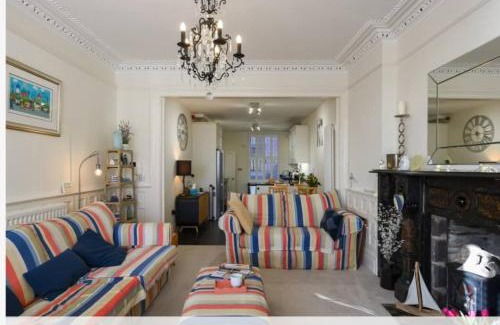 Aberdovey Apartment | Westhaven 5 Beachfront Luxury-free Parking Permit