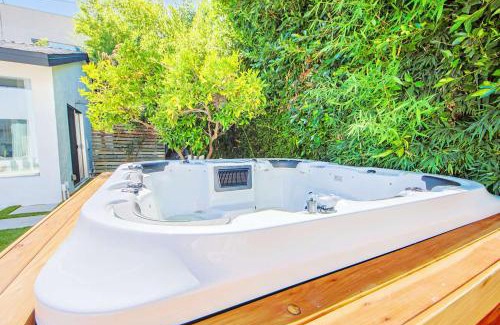 Melrose House | WestHollywood Villa Sleep 12 Jacuzzi & Garden Oasis
