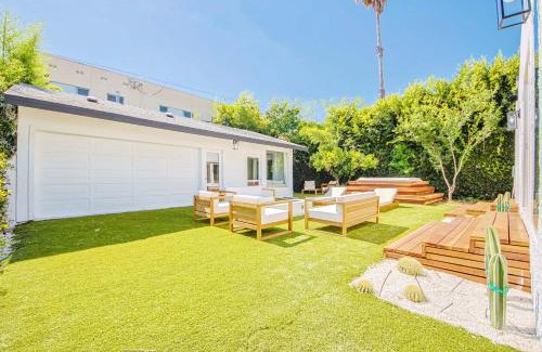 Melrose House | WestHollywood Villa Sleep 12 Jacuzzi & Garden Oasis