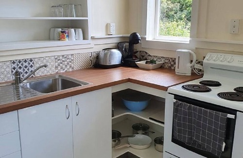 Taylorville House | Westie on the West Coast - Private, Free WIFI, Entire Cottage