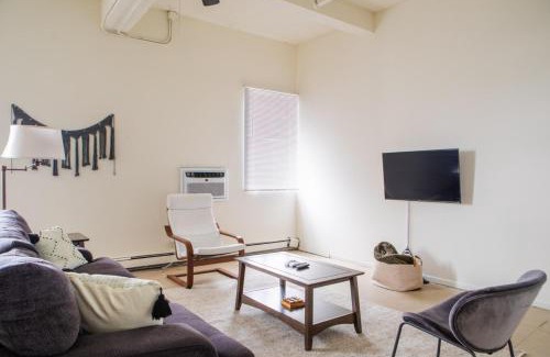 Westown Apartment | Westown 1BR Apt Near Fiserv, Baird, and Theater District