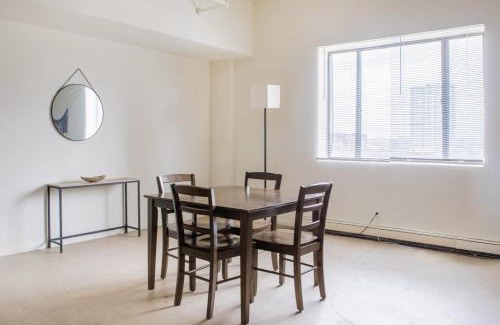 Westown Apartment | Westown 1BR Apt Near Fiserv, Baird, and Theater District