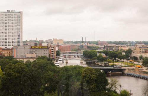 Westown Apartment | Westown 1BR Apt Near Fiserv, Baird, and Theater District