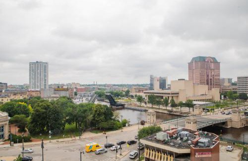 Westown Apartment | Westown 1BR Apt Near Fiserv, Baird, and Theater District