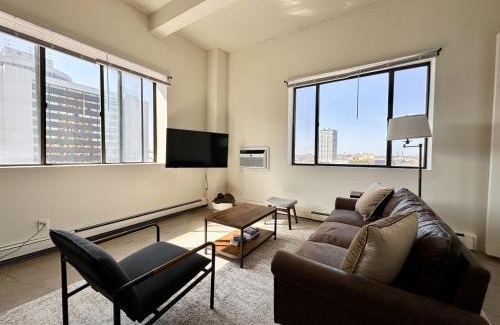Westown Apartment | Westown Studio Apt Near Fiserv, Baird, and Theater District