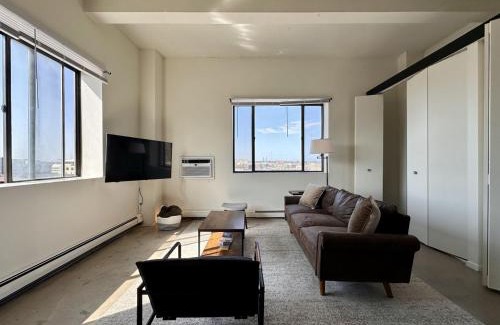 Westown Apartment | Westown Studio Apt Near Fiserv, Baird, and Theater District