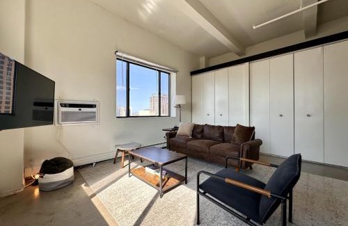 Westown Apartment | Westown Studio Apt Near Fiserv, Baird, and Theater District