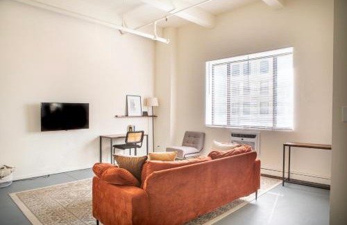 Westown Apartment | Westown Studio Apt Near Fiserv, Baird, and Theater District