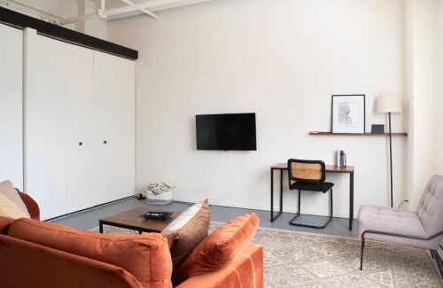Westown Apartment | Westown Studio Apt Near Fiserv, Baird, and Theater District