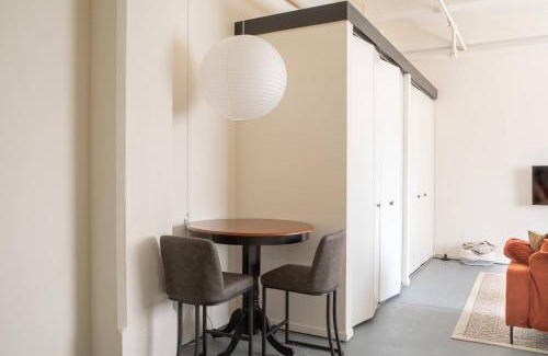 Westown Apartment | Westown Studio Apt Near Fiserv, Baird, and Theater District