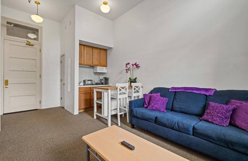 Kansas City Apartment | Westport PrivateSuite - FreeParking - Walkable