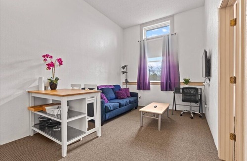 Kansas City Apartment | Westport PrivateSuite - FreeParking - Walkable