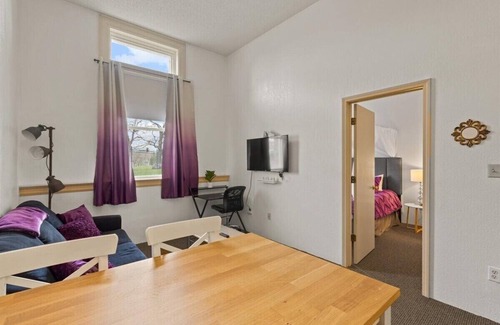 Kansas City Apartment | Westport PrivateSuite - FreeParking - Walkable