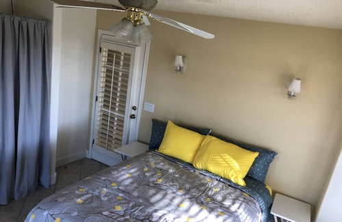 Palmdale House | Westside V.I.P. Country Living Close to Mall - Downtown Big Yard Sparkling Clean