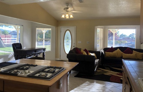Palmdale House | Westside V.I.P. Country Living Close to Mall - Downtown Big Yard Sparkling Clean