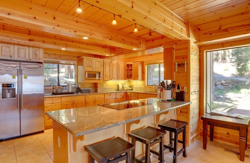 Lake Almanor Peninsula Cabin | Westwood Lakefront Cabin w/Hot Tub & Boat Dock!