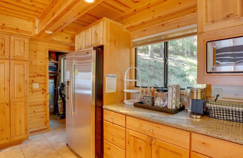 Lake Almanor Peninsula Cabin | Westwood Lakefront Cabin w/Hot Tub & Boat Dock!