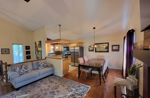 Walnut Grove House | Westy Escape 2 Living Rooms, 2 Primary Bedrooms, Bar, BBQ, FirePit, Patio