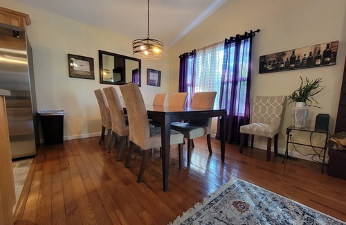Walnut Grove House | Westy Escape 2 Living Rooms, 2 Primary Bedrooms, Bar, BBQ, FirePit, Patio