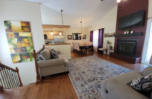 Walnut Grove House | Westy Escape 2 Living Rooms, 2 Primary Bedrooms, Bar, BBQ, FirePit, Patio