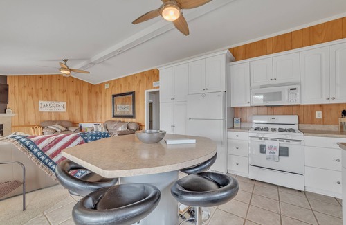 Harrison House | Wet Feet Retreat: Endless Summer Fun – Sandy Beaches, Swimming, and Kayaking!