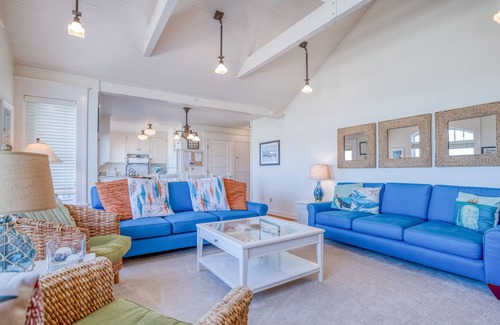Kiwanda Shores House | Whales Tail Cottage-Meredith Lodging, Oceanfront, Haystack Rock, Beach, Dining