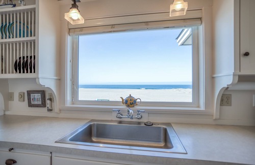 Kiwanda Shores House | Whales Tail Cottage-Meredith Lodging, Oceanfront, Haystack Rock, Beach, Dining