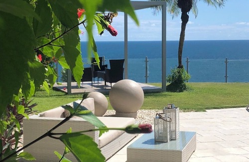 Tango Mar Villa | Whales view, beach house on Cliff Villamarunga