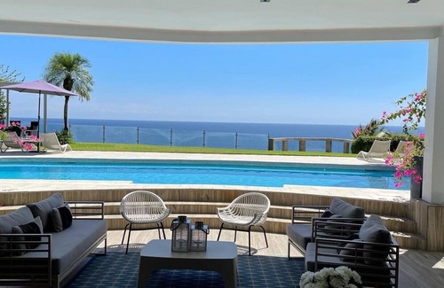 Tango Mar Villa | Whales view, beach house on Cliff Villamarunga